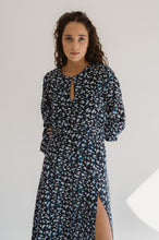 Load image into Gallery viewer, Navy Blue Floral Print Dress With Long Sleeves And Detachable Collar