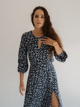 Load image into Gallery viewer, Navy Blue Floral Print Dress With Long Sleeves And Detachable Collar